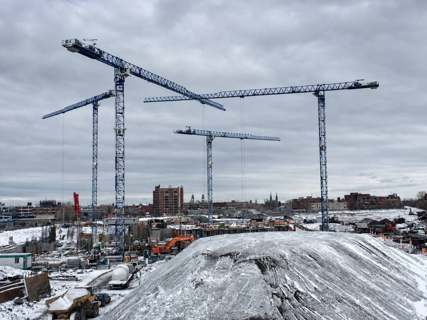 Grue à tour sur un chantier Location Comansa